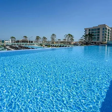 Apartment Infinity & Premium Infinity Pool & Parking